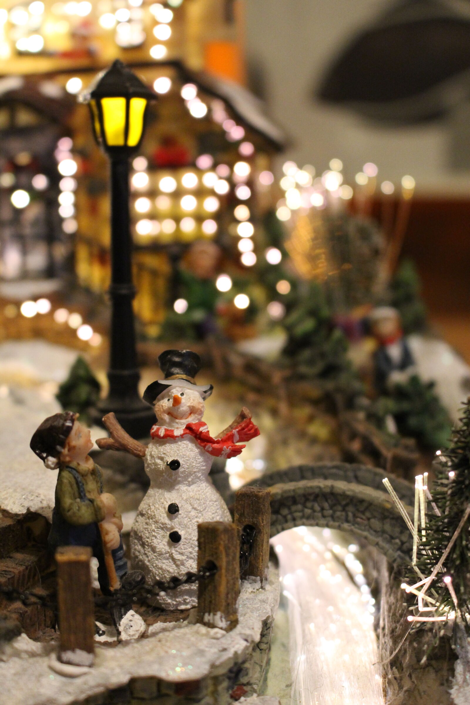 Canon EF-S 18-55mm F3.5-5.6 IS STM sample photo. Christmas, lights, snowman, theme photography