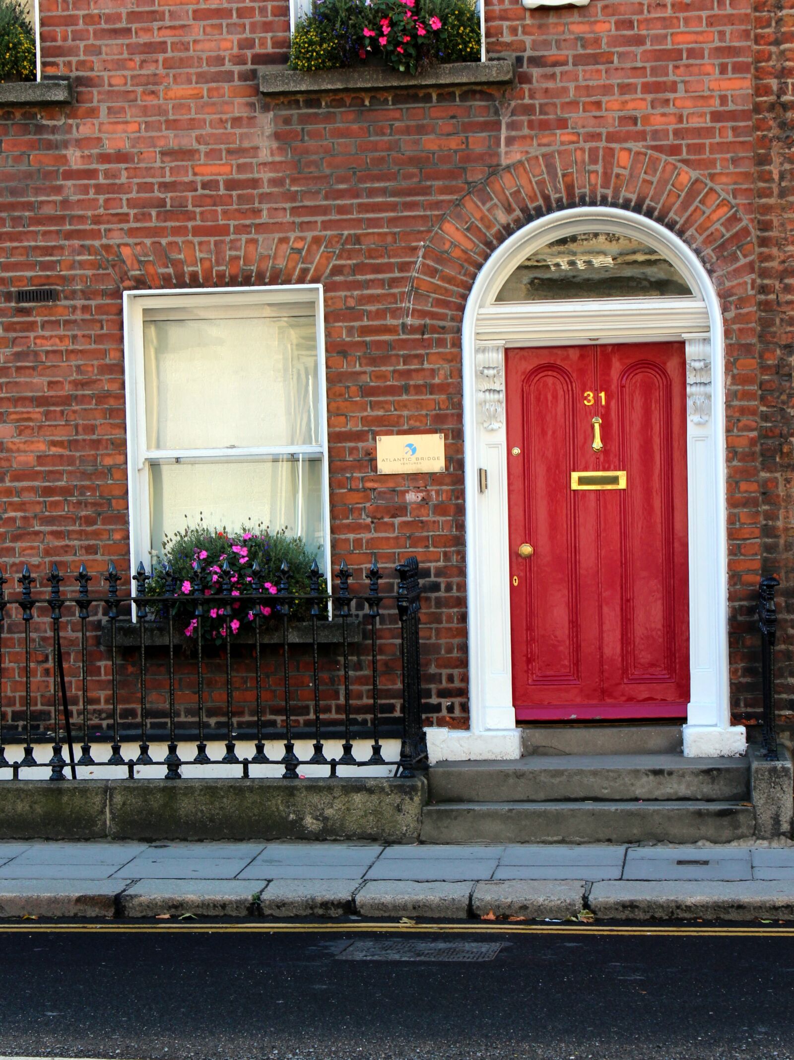 Canon EOS 600D (Rebel EOS T3i / EOS Kiss X5) sample photo. Red door, apartment, entrance photography