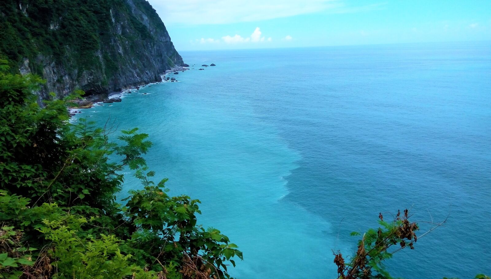 HTC D728X sample photo. Sea shore, big blue photography