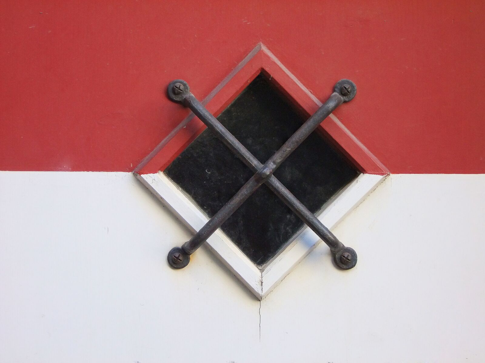 FujiFilm FinePix S200EXR (FinePix S205EXR) sample photo. Lock door, grid, window photography