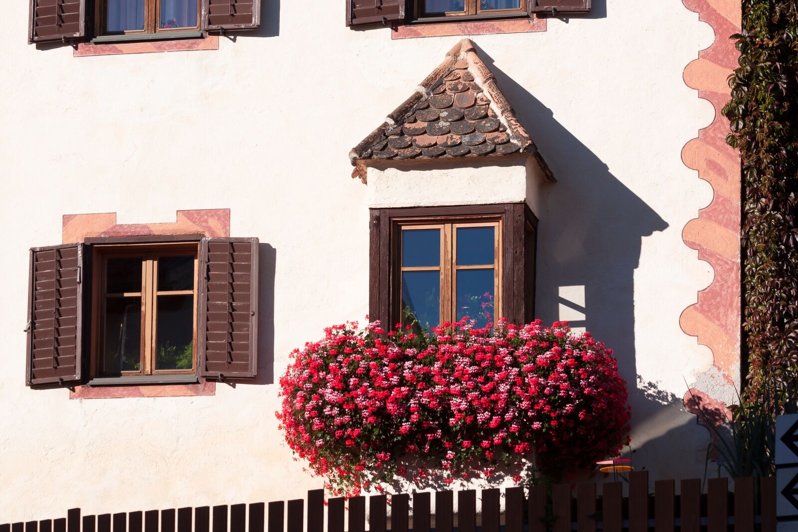 Canon EOS 50D sample photo. House, bay window, floral photography