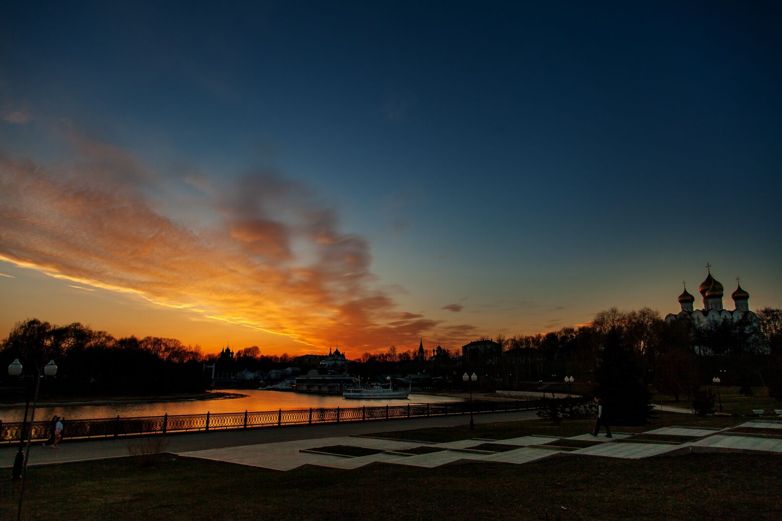 Canon EOS 5D Mark II sample photo. City, sunset, arrow photography