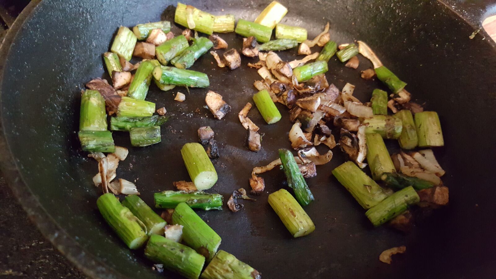Samsung Galaxy Note5 sample photo. Skillet, cooking, asparagus photography