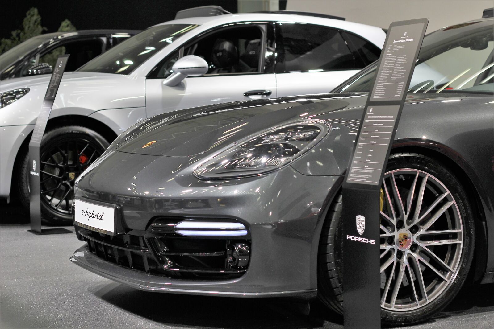Canon EOS 600D (Rebel EOS T3i / EOS Kiss X5) + Canon EF 50mm F1.8 II sample photo. Car, porsche e-hybrid, auto photography