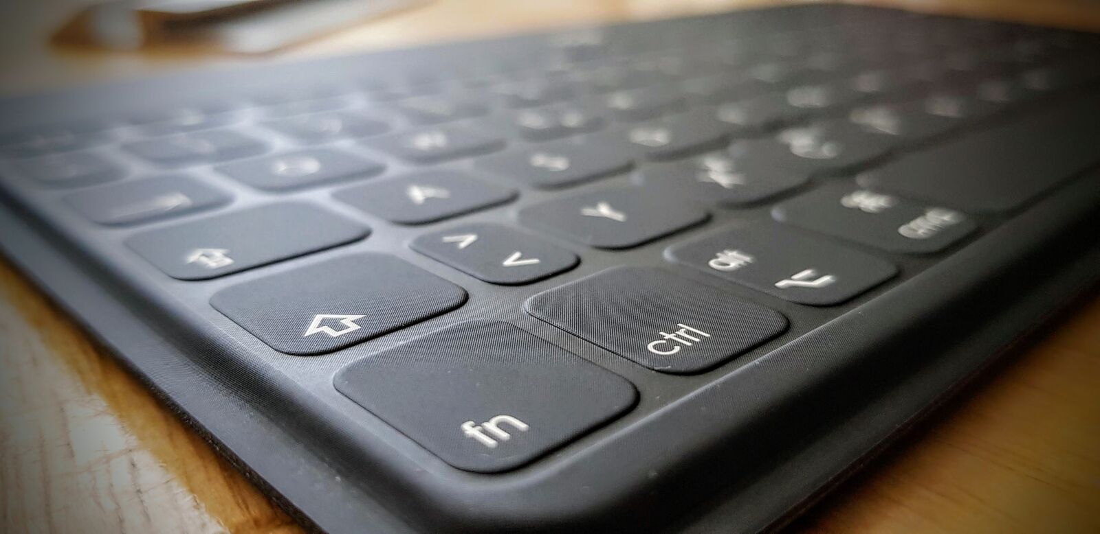 Samsung Galaxy S8 sample photo. Keyboard, table, logitech photography
