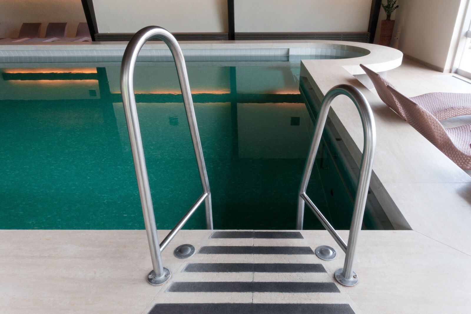 Sony Cyber-shot DSC-RX100 III sample photo. Bad, swimming pool, handrail photography