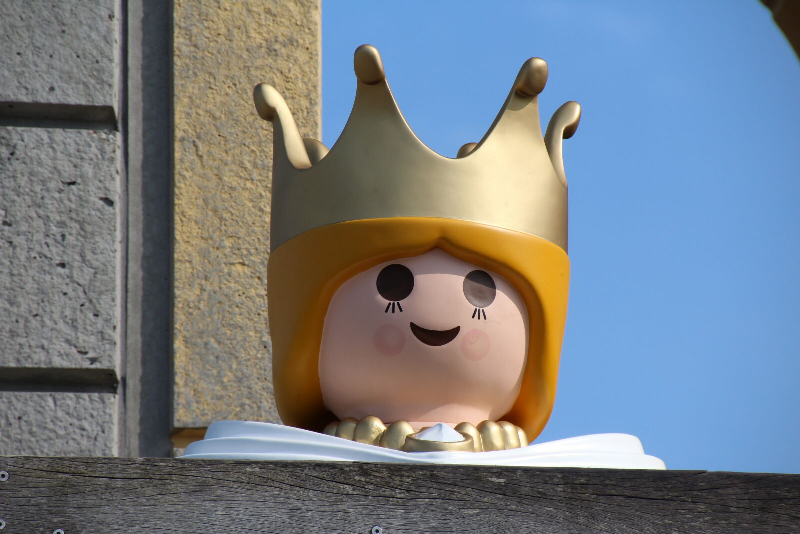 Canon EOS 1200D (EOS Rebel T5 / EOS Kiss X70 / EOS Hi) sample photo. Playmobil, children's day, queen photography