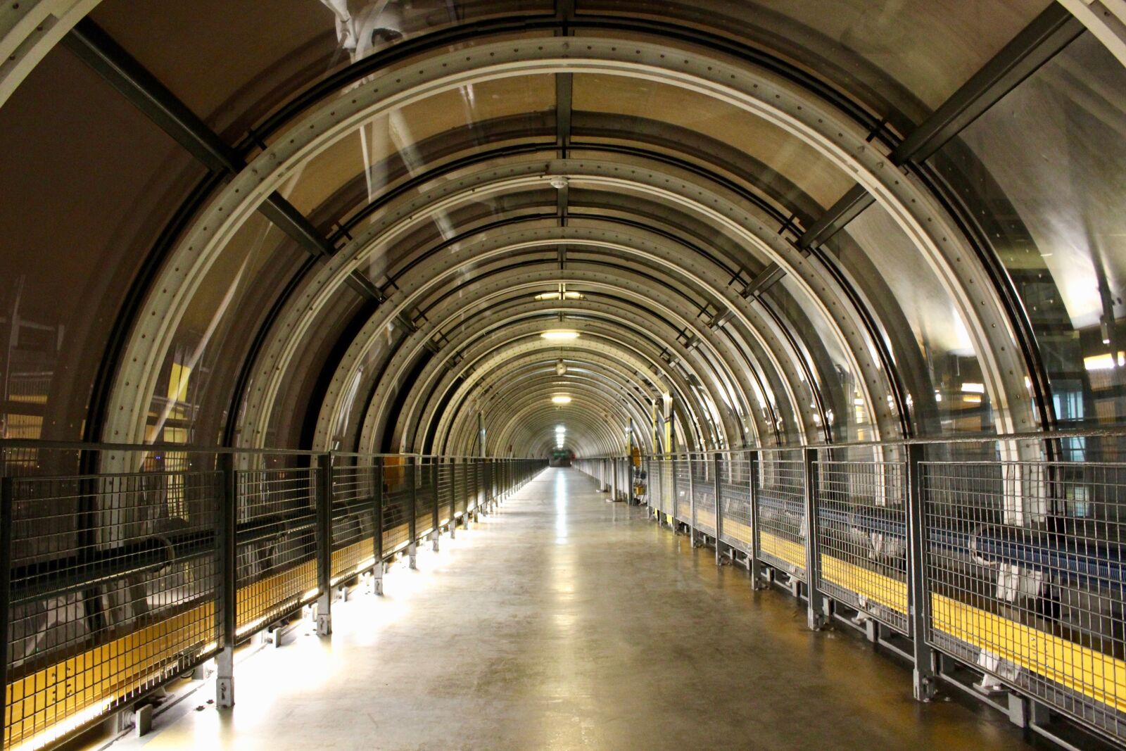 Canon EOS 600D (Rebel EOS T3i / EOS Kiss X5) sample photo. Tunnel, paris, centre-pompidou photography