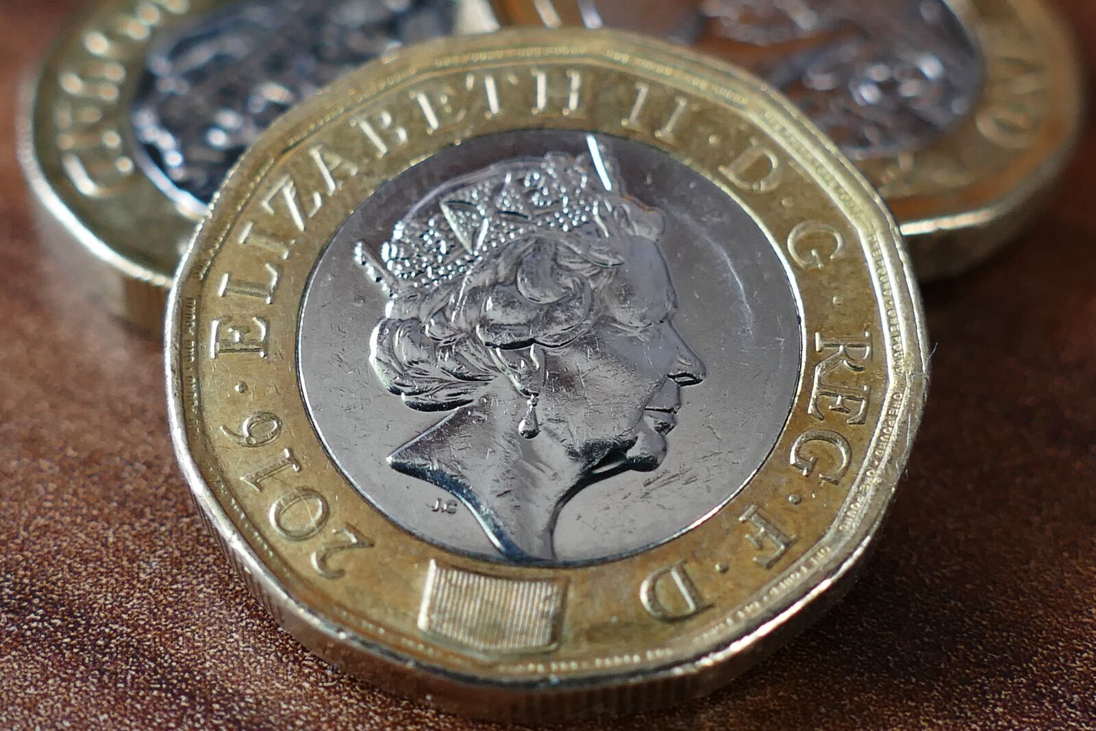 Panasonic Lumix DMC-FZ1000 sample photo. Pound coin, british, new photography