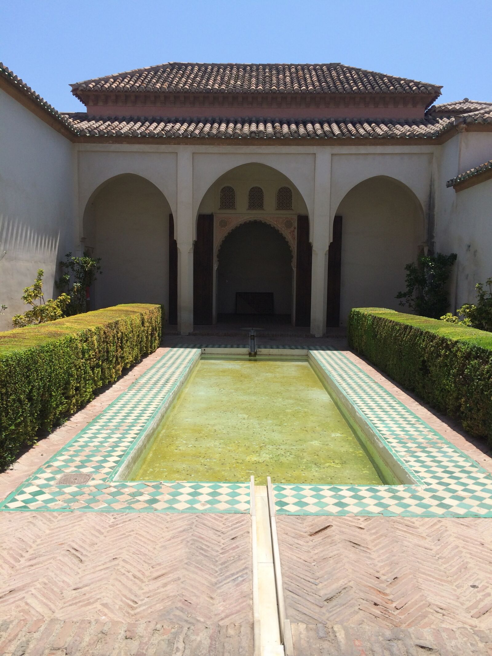 iPhone 5s back camera 4.12mm f/2.2 sample photo. Alcazaba, malaga, court photography