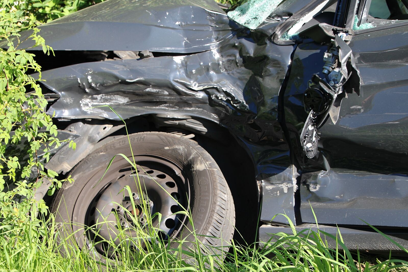 Canon EOS 700D (EOS Rebel T5i / EOS Kiss X7i) sample photo. Accident, ditch, traffic accident photography