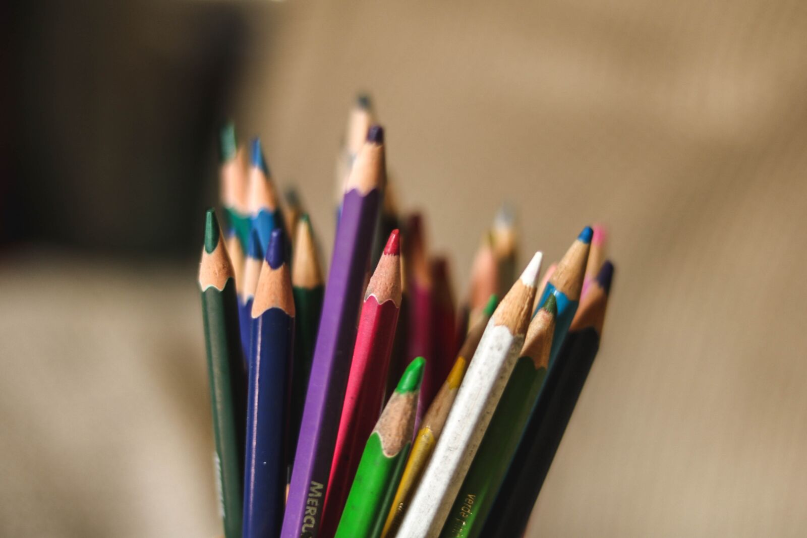 Canon EOS 750D (EOS Rebel T6i / EOS Kiss X8i) sample photo. Pencil, color, school photography