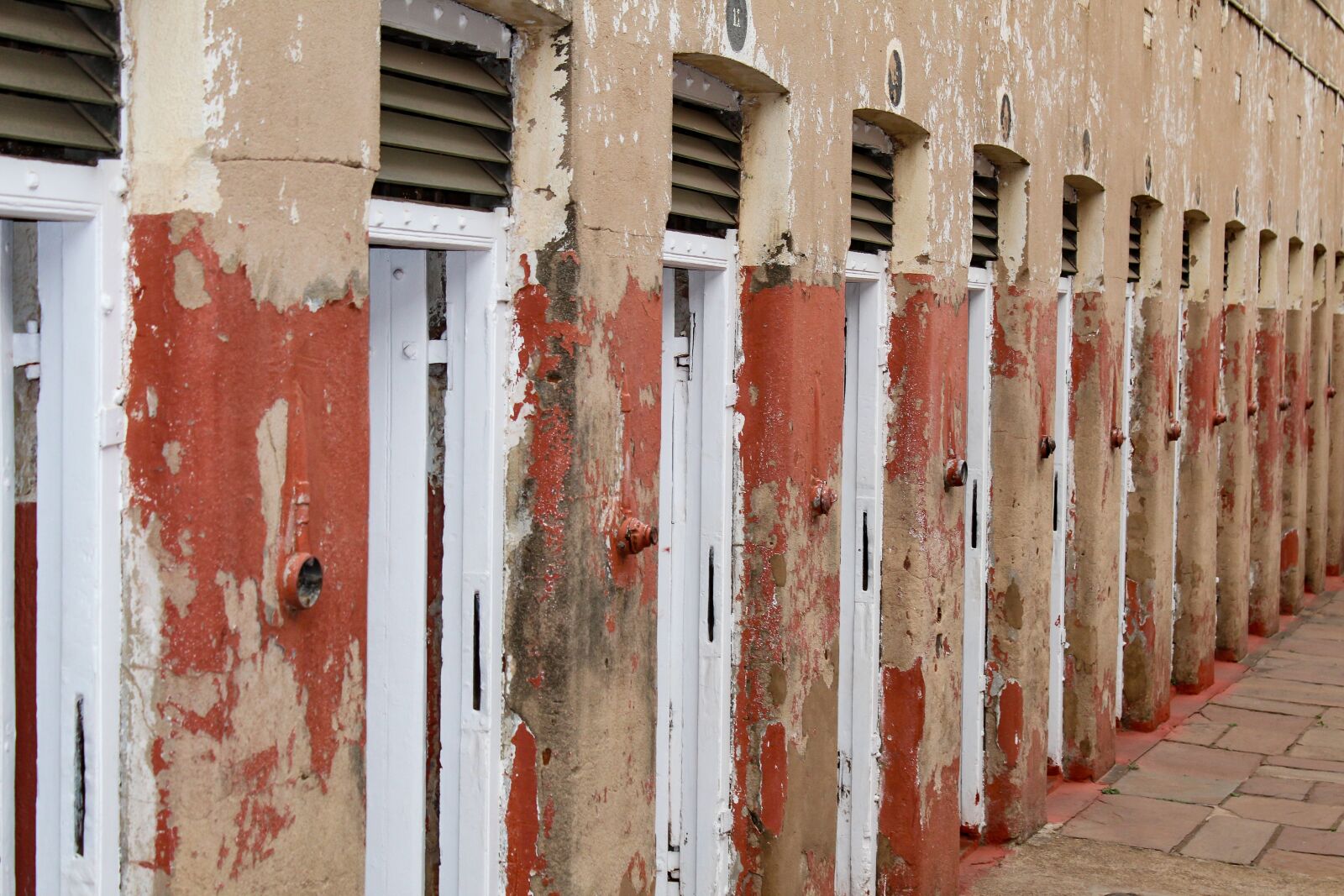 Canon EOS 1300D (EOS Rebel T6 / EOS Kiss X80) sample photo. Prison cells, constitutional hill photography