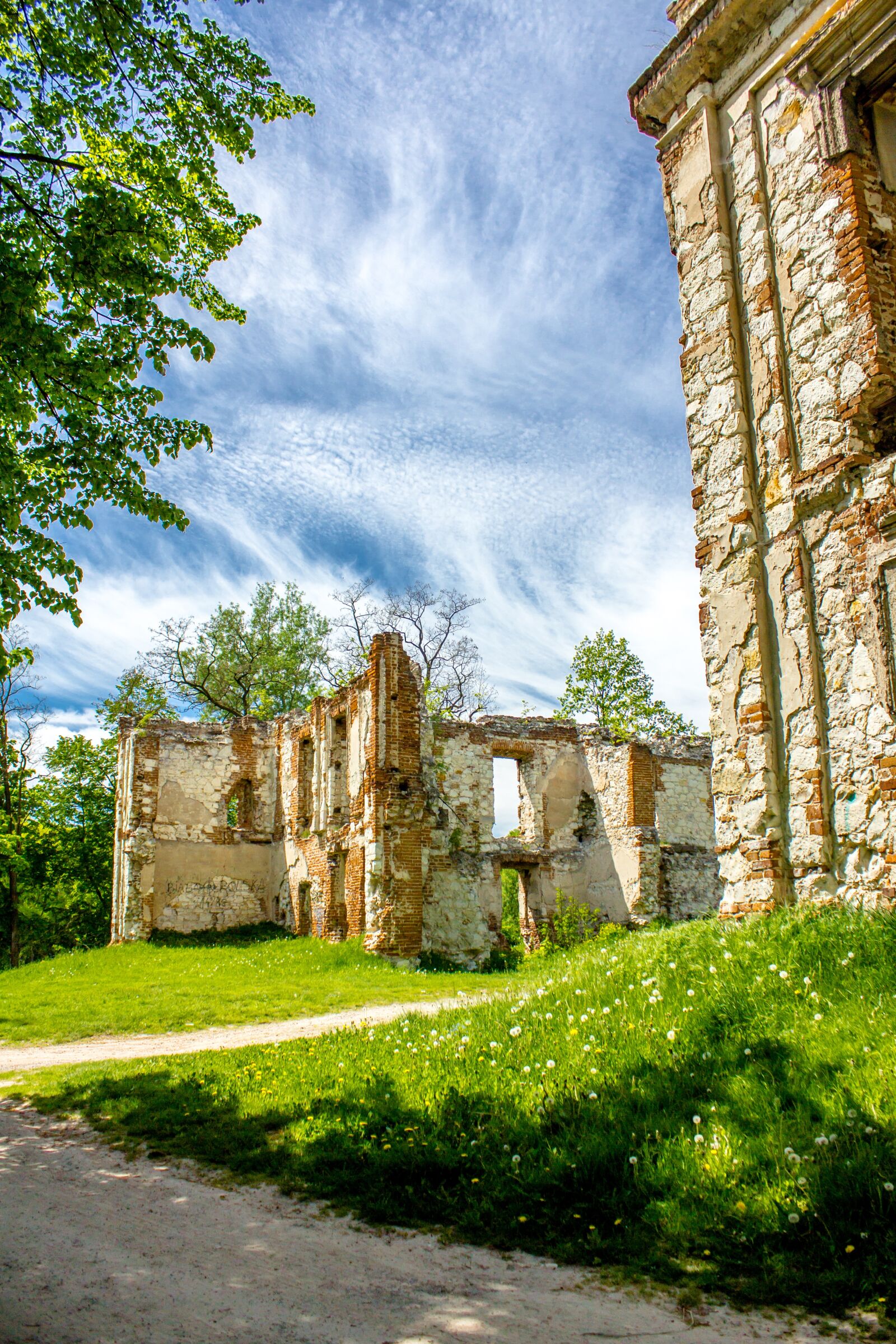 Canon EOS 60D sample photo. Bychawa, the ruins of photography