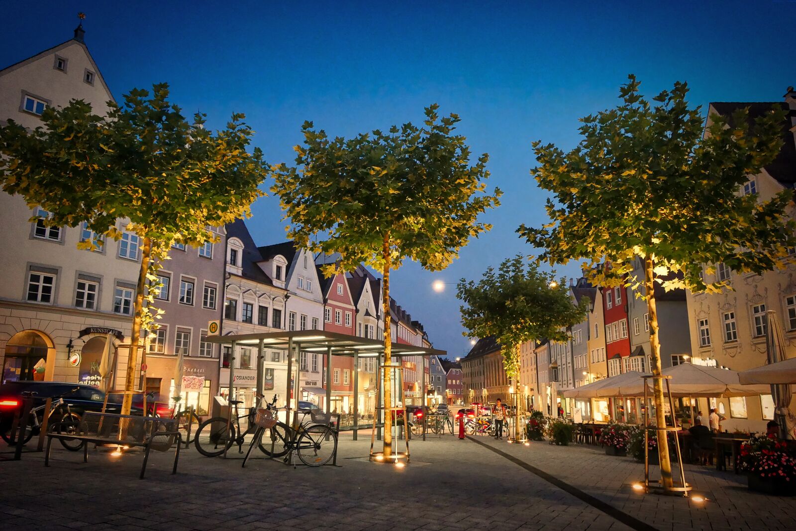 Panasonic Lumix DMC-GX8 sample photo. Hauptplatz, evening, night photography