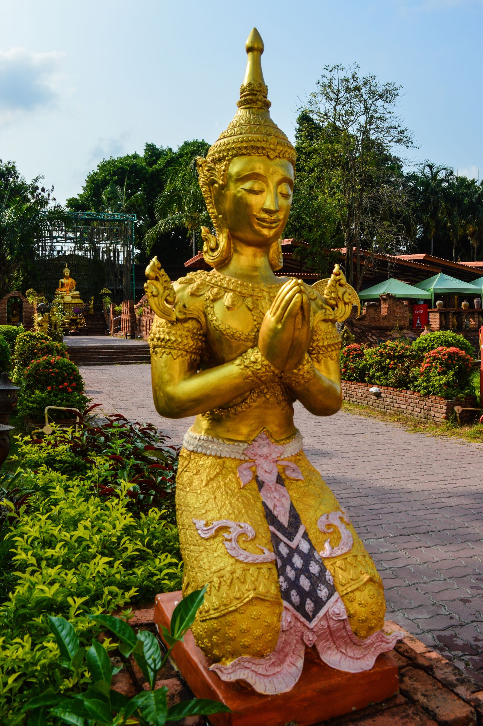 Nikon D3200 sample photo. Gold, religion, sculpture photography