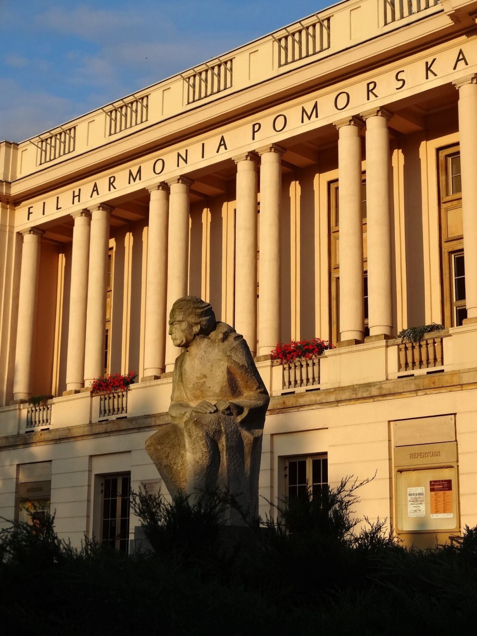 Sony Cyber-shot DSC-HX20V sample photo. Filharmonia pomorska, front, sculpture photography