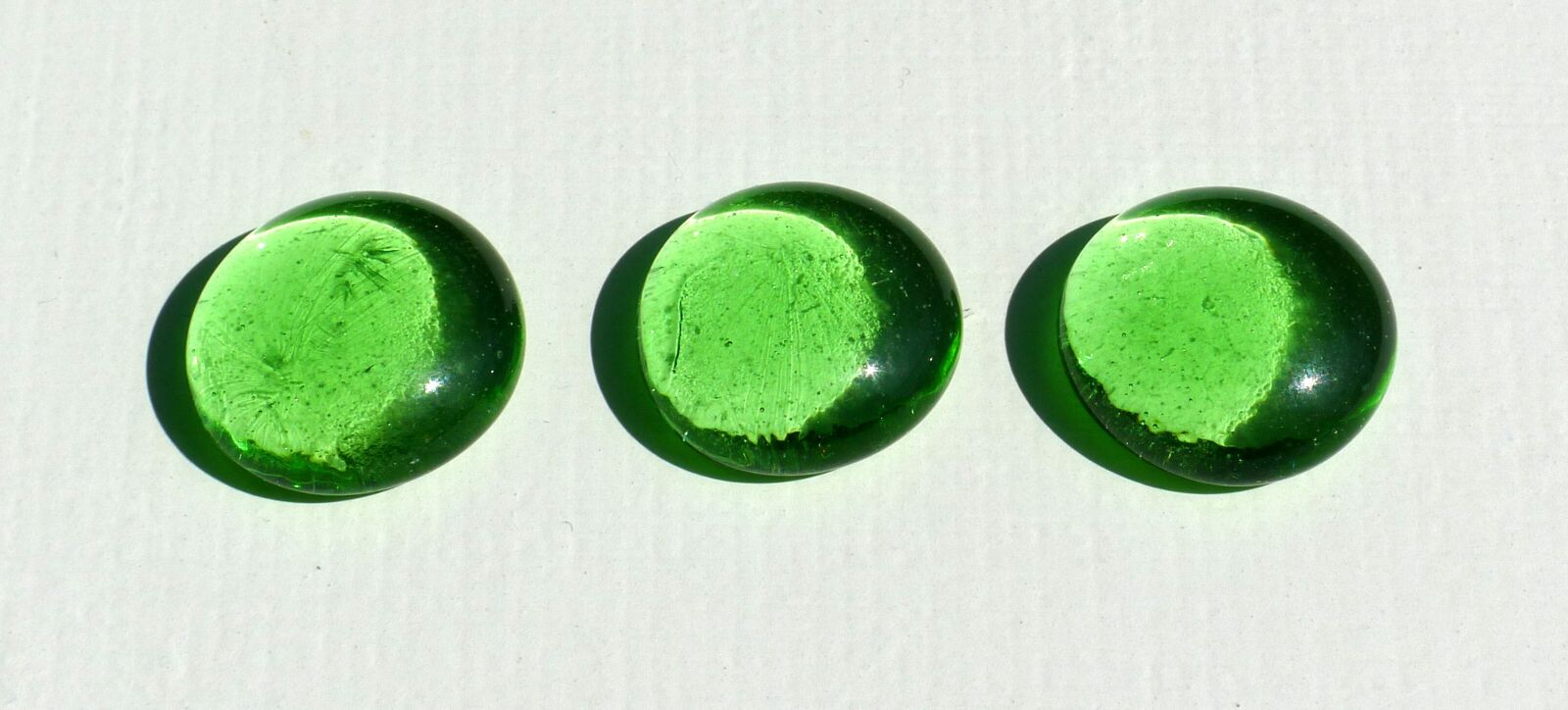 Panasonic Lumix DMC-LX5 sample photo. Pebbles, glass, green photography