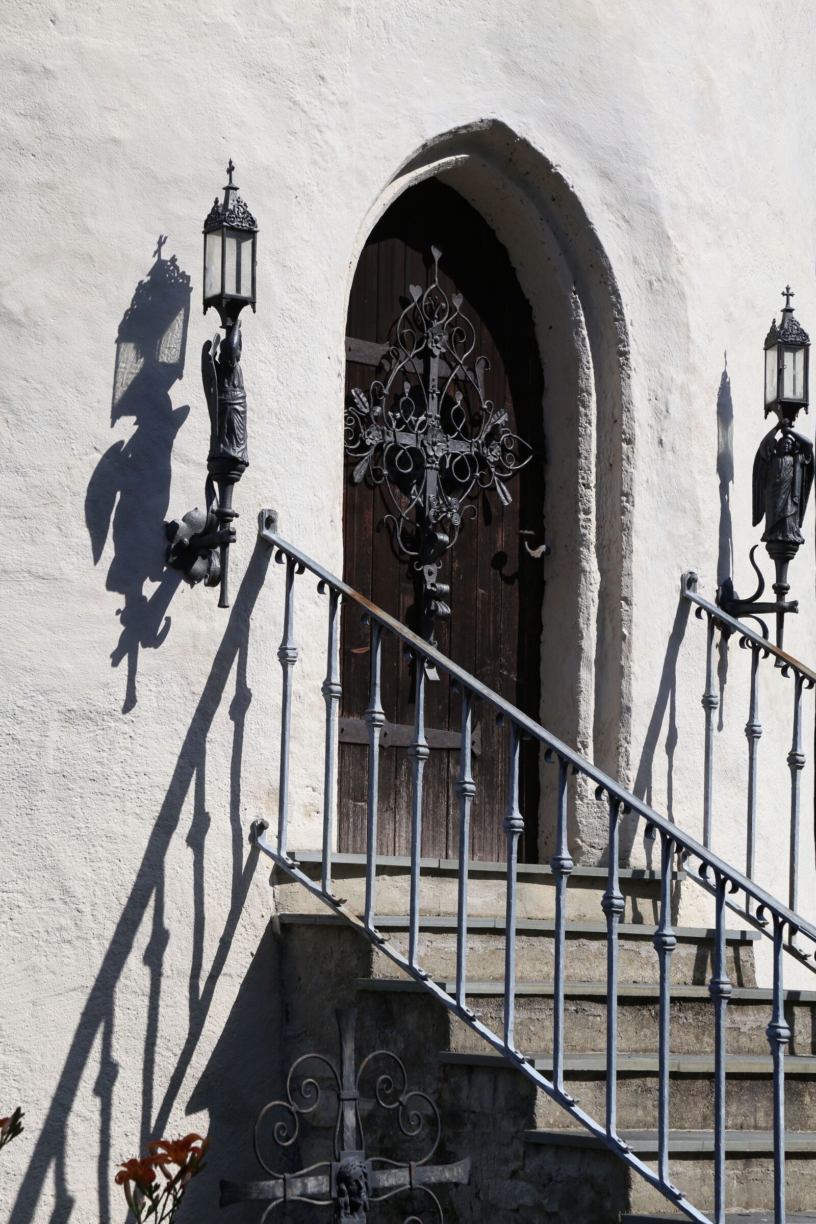 Canon EF 24-105mm F4L IS USM sample photo. Wall, door, upstair, shadows photography