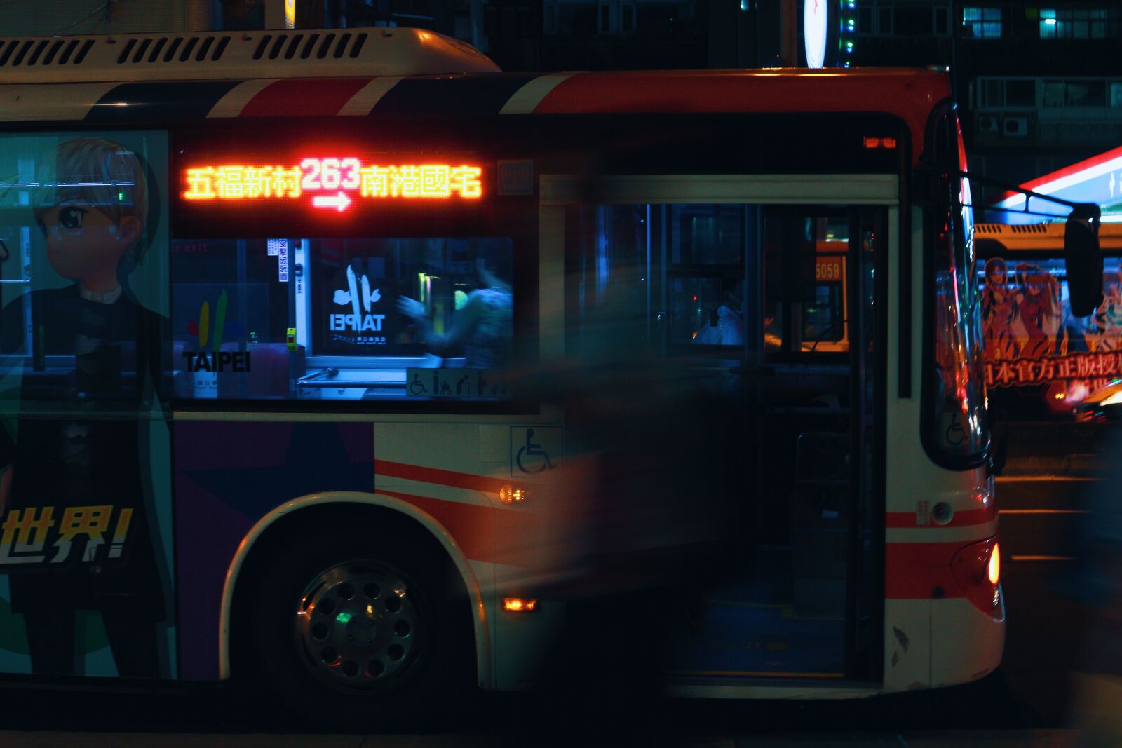 Canon EOS M sample photo. Silver, city, bus, on photography