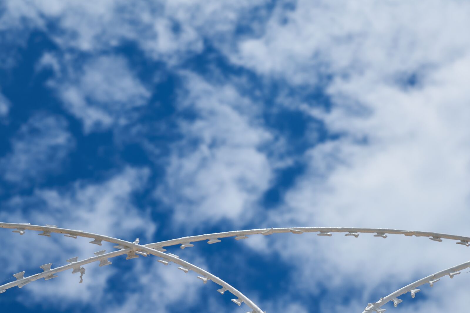 Sony a7R II + Sony Vario Tessar T* FE 24-70mm F4 ZA OSS sample photo. Wire, blue, abstract photography
