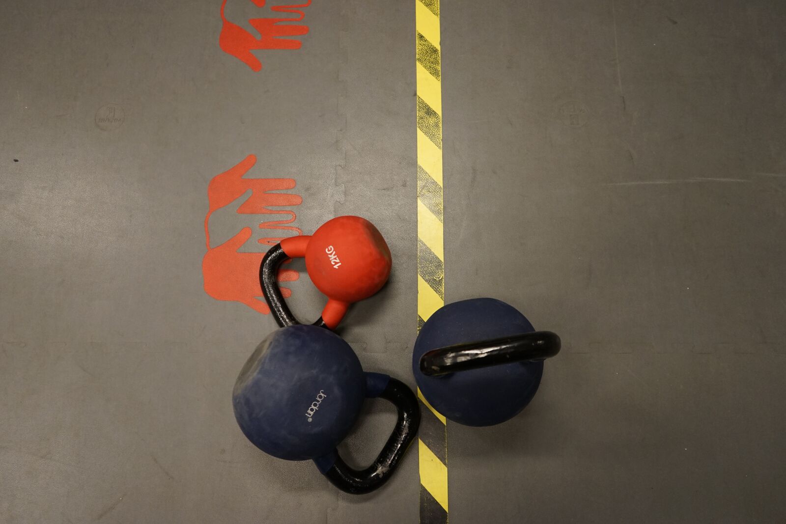 Sony a7 II + Sony FE 28-70mm F3.5-5.6 OSS sample photo. Red, dumbbells, training photography