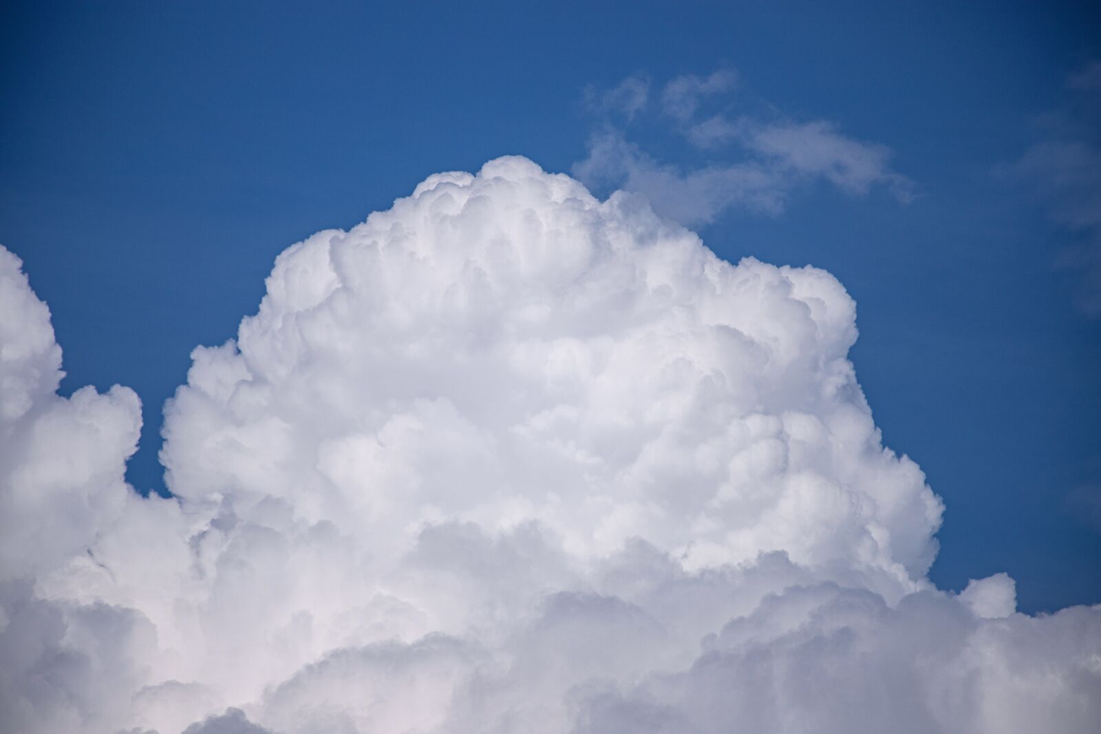 Canon EOS 6D Mark II sample photo. Clouds, sky, nature photography