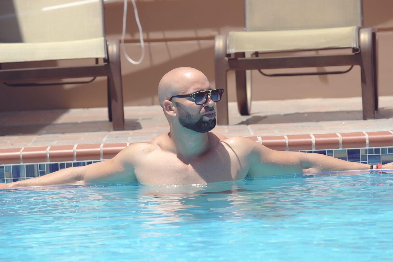 Canon EOS 600D (Rebel EOS T3i / EOS Kiss X5) sample photo. Man, pool, swimming photography