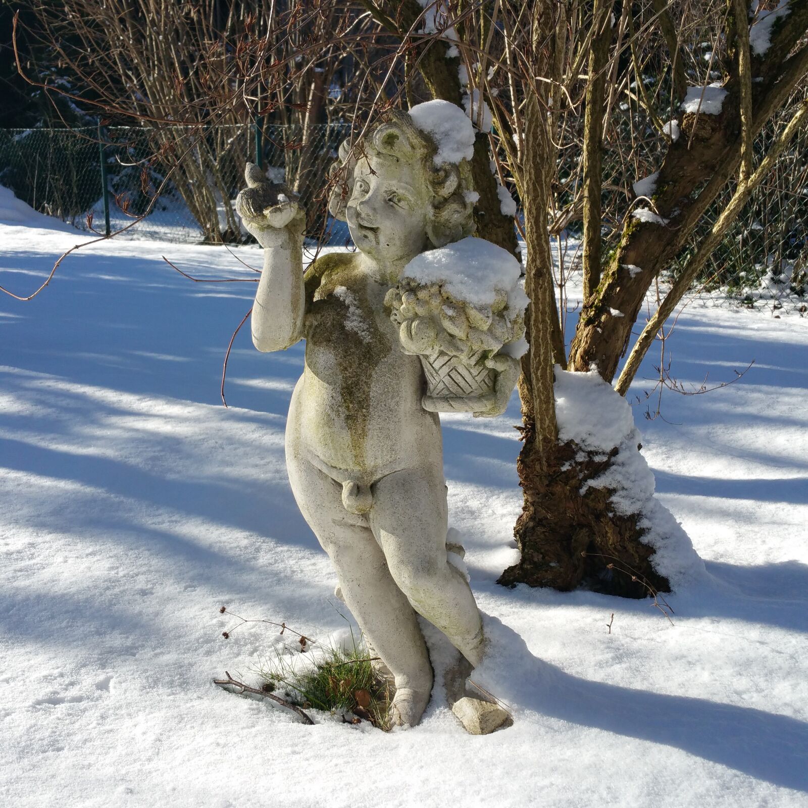 Samsung Galaxy Note4 sample photo. Cherub, sculpture, stone photography