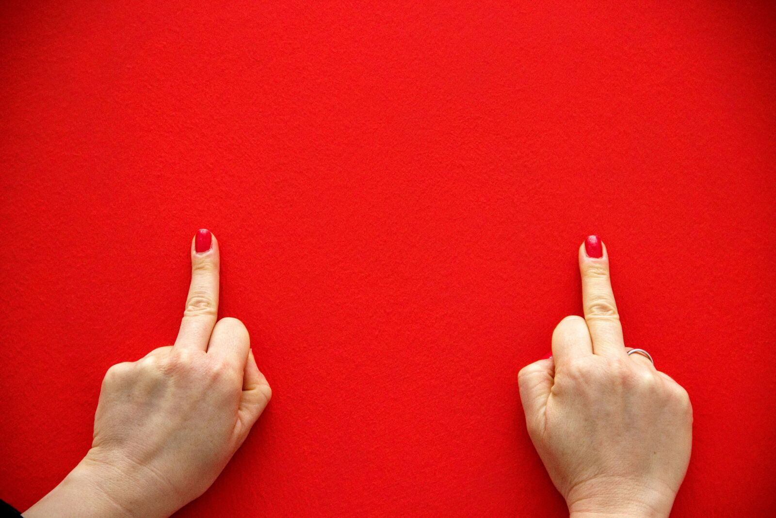 Canon EOS 600D (Rebel EOS T3i / EOS Kiss X5) sample photo. Middle finger, red, background photography