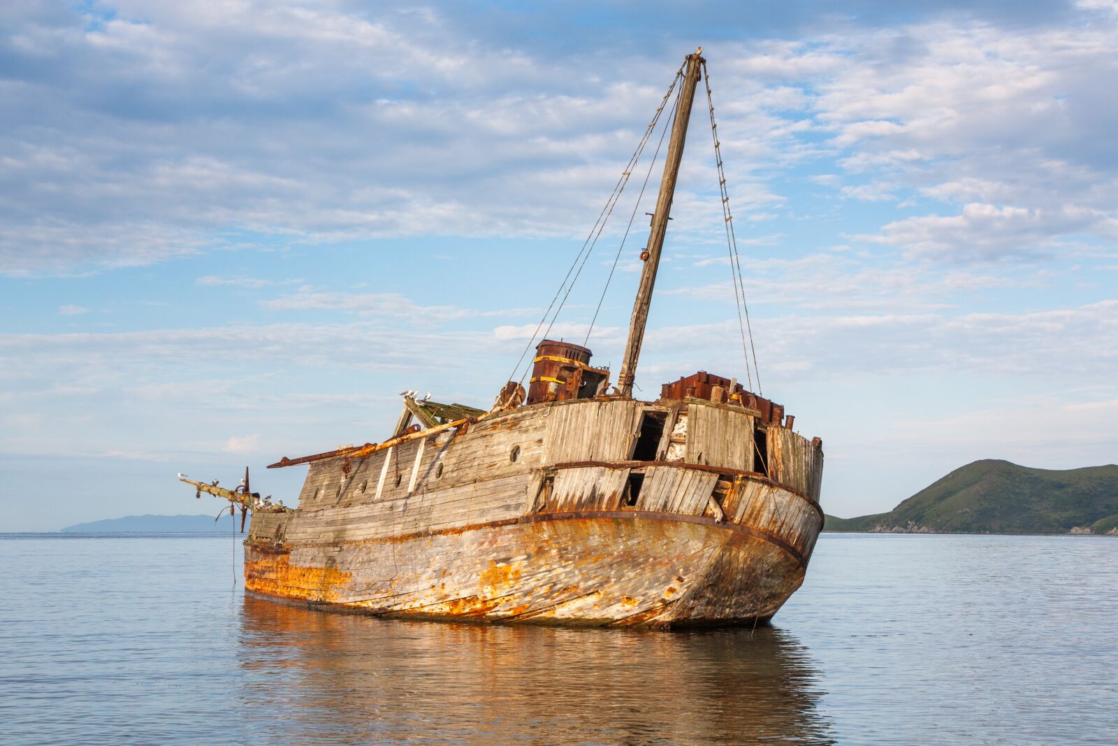 Canon EOS 450D (EOS Rebel XSi / EOS Kiss X2) sample photo. Ship, shoal, sunken photography