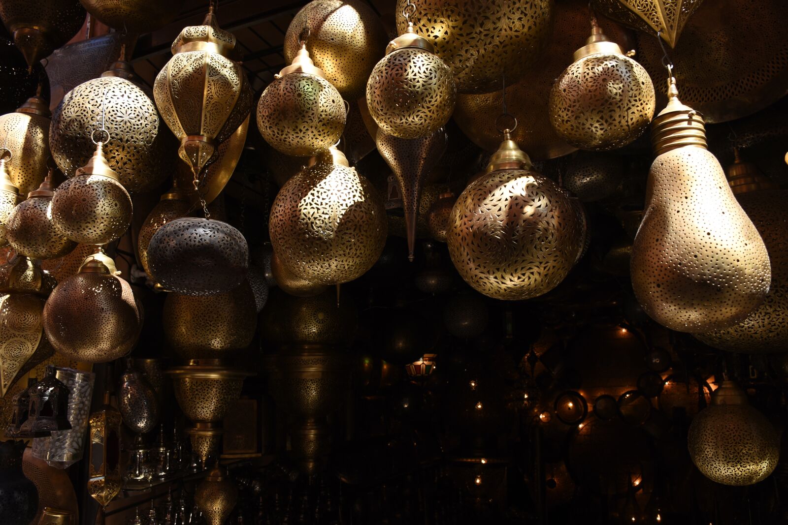 Nikon D7200 sample photo. Lamps, market, craft photography
