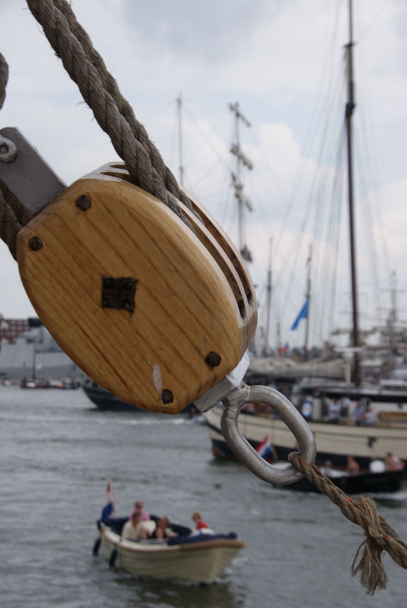Sony Alpha DSLR-A300 sample photo. Amsterdam, ship, pulley photography