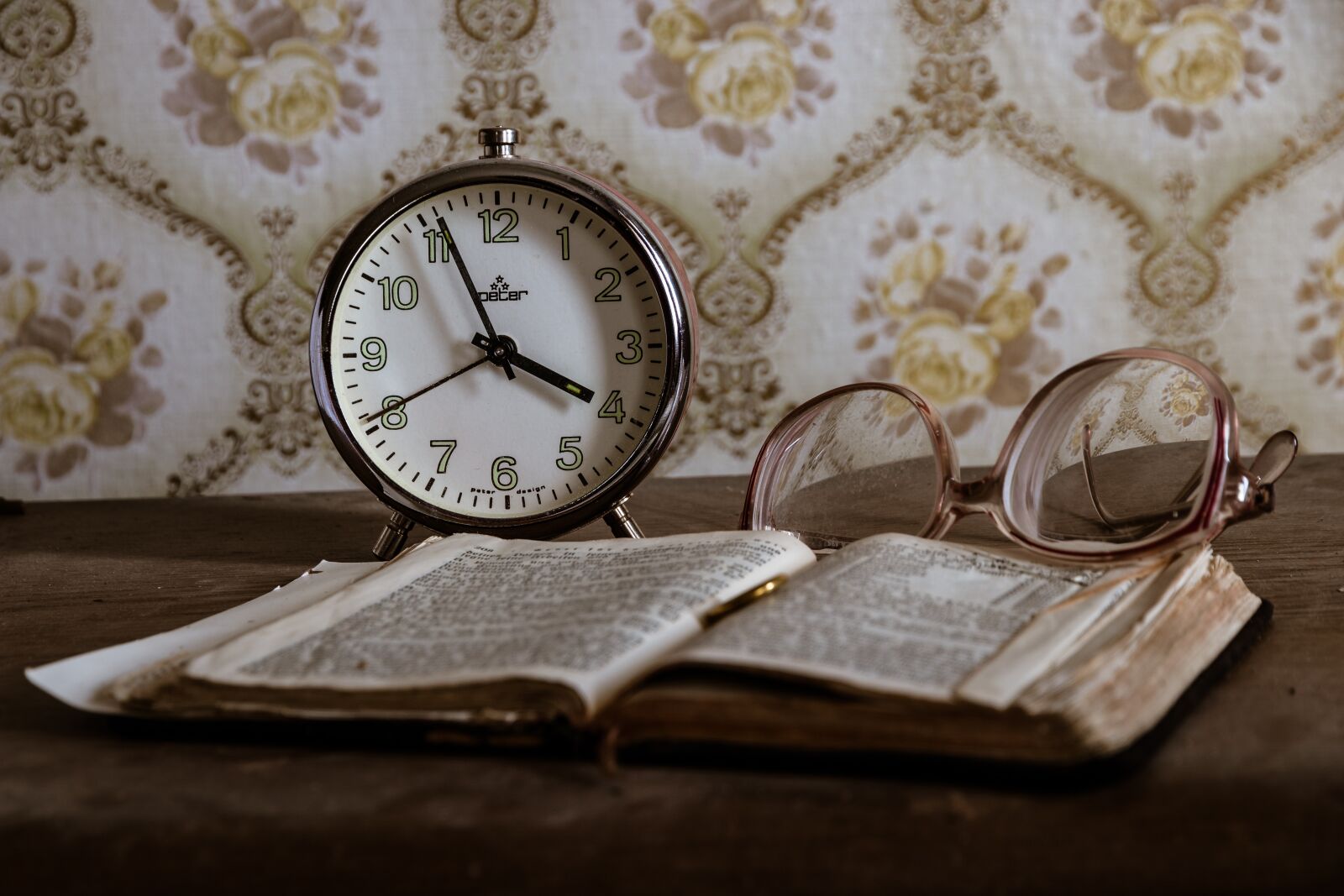 Canon EOS 80D sample photo. Clock, retro, glasses photography