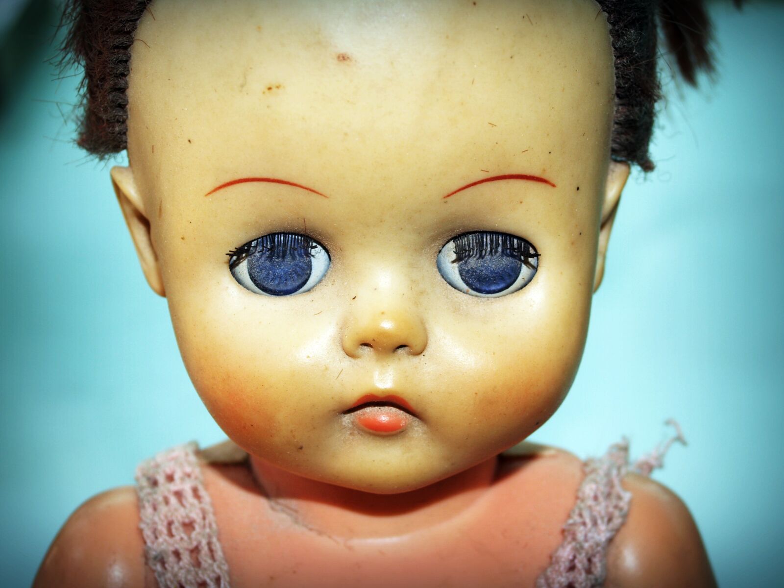 Olympus E-300 (EVOLT E-300) sample photo. Box, dolls, dressed, flea photography