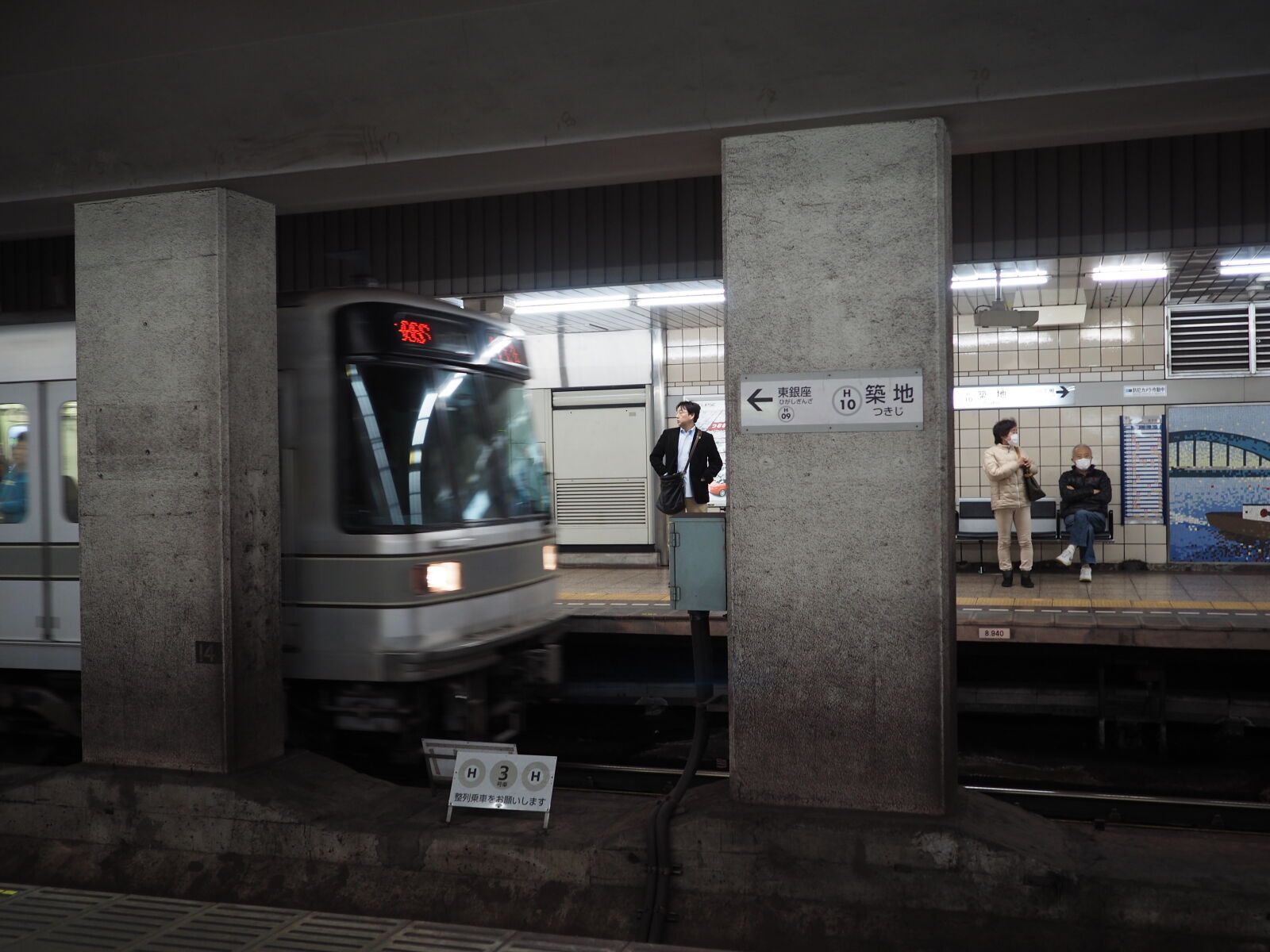 Olympus M.Zuiko Digital 17mm F1.8 sample photo. Metro, subway, tokyo, metro photography
