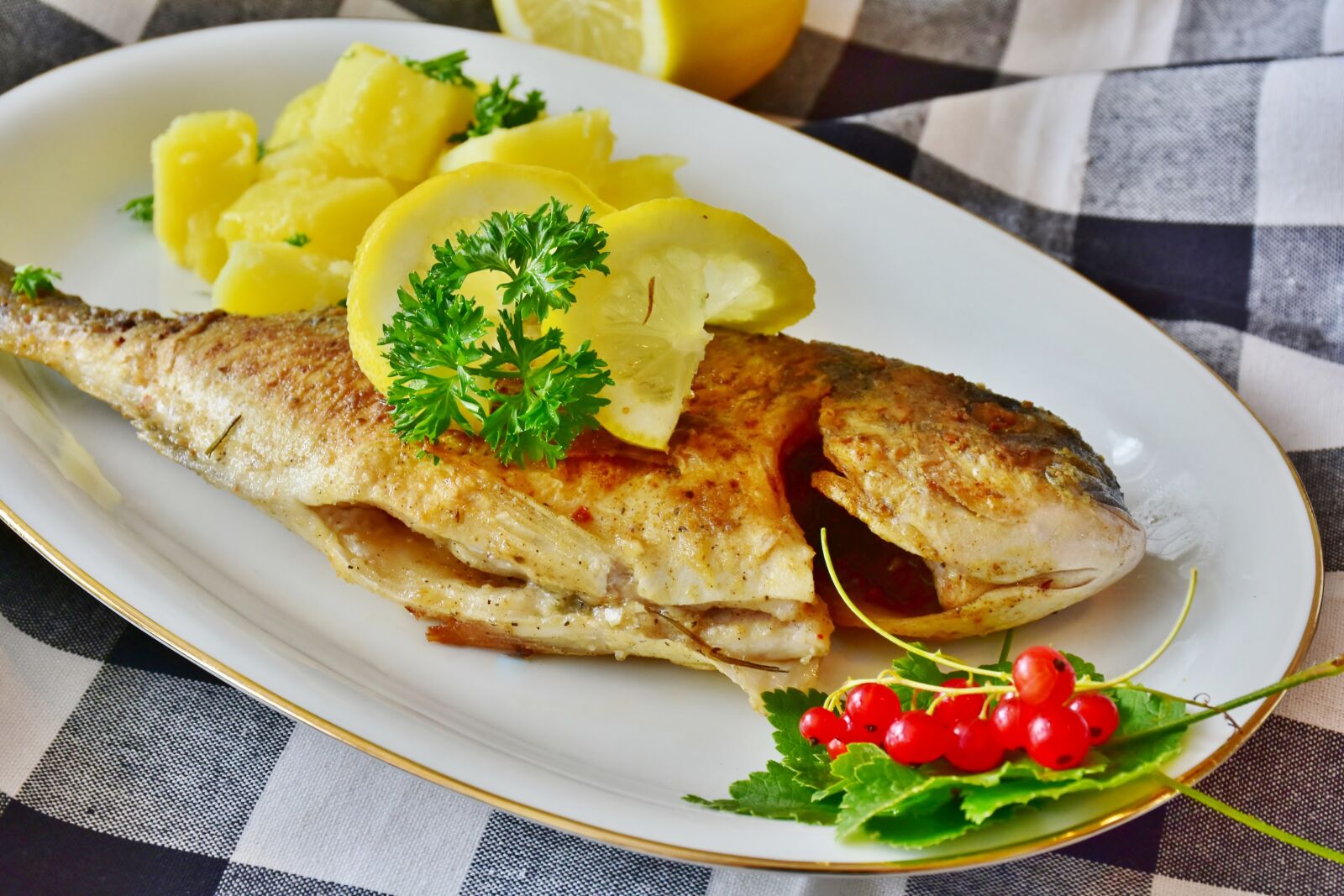 Nikon D7200 sample photo. Fish, sea bream, potatoes photography