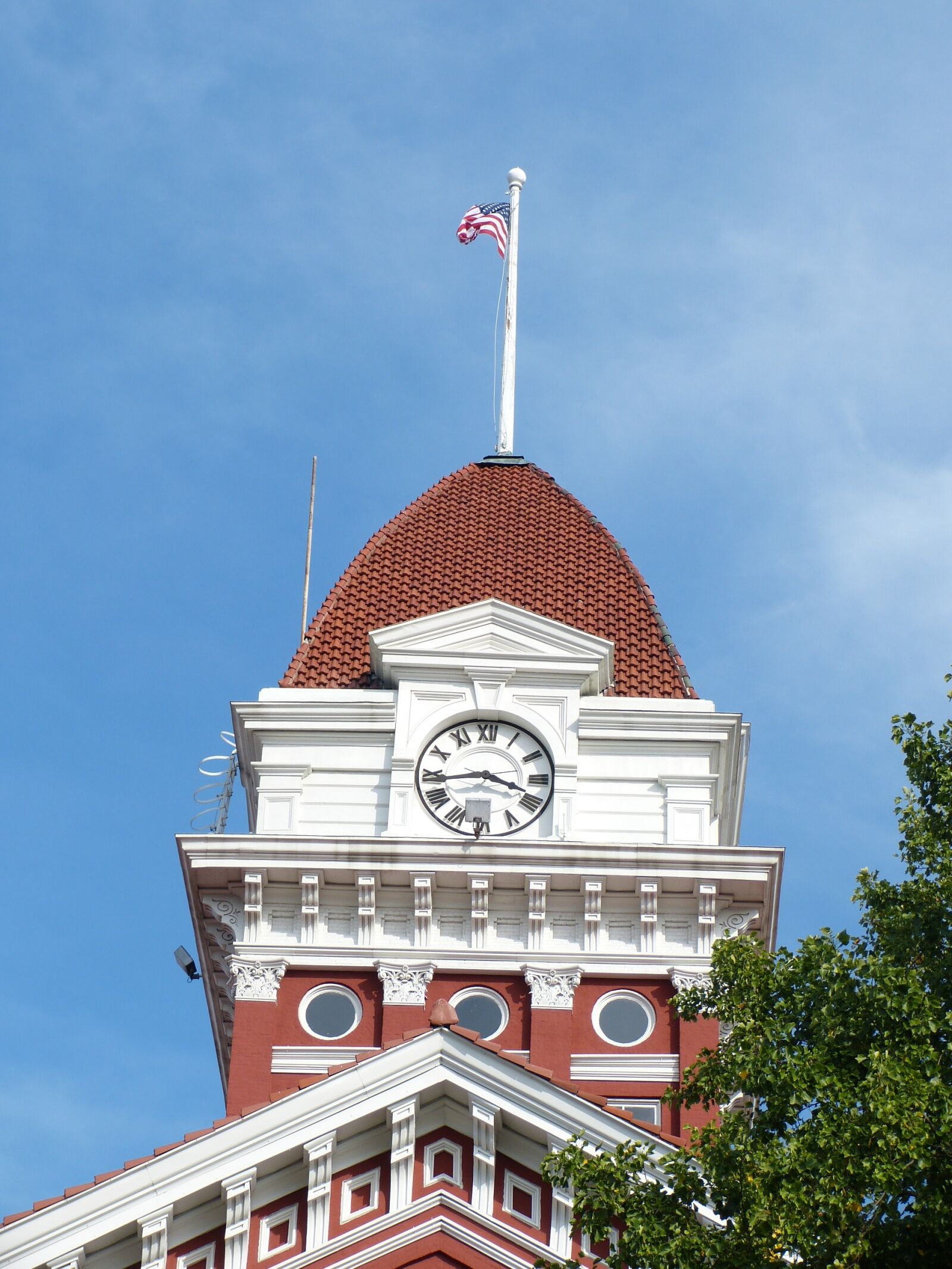 Panasonic Lumix DMC-FZ150 sample photo. Court house, blue sky photography