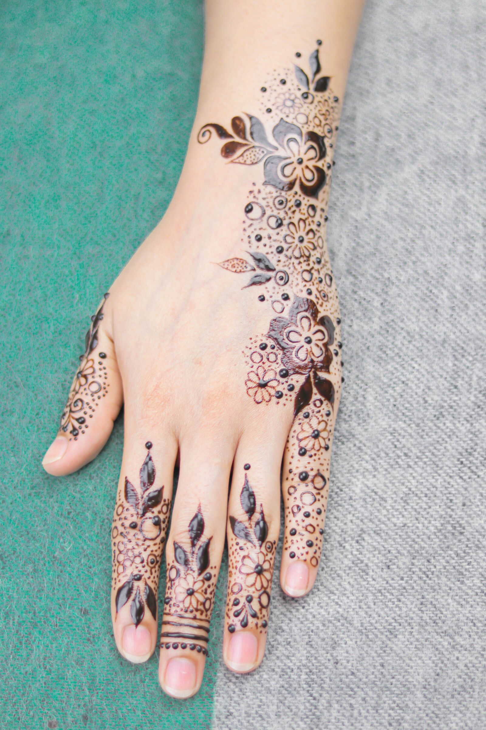 Canon EOS 80D + Canon EF 50mm F1.8 STM sample photo. Wedding, bridal, henna photography