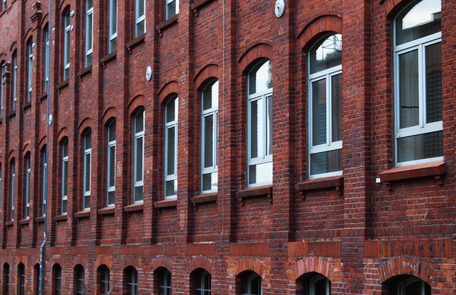 Canon EOS 1300D (EOS Rebel T6 / EOS Kiss X80) sample photo. Dessau, facade, historic center photography