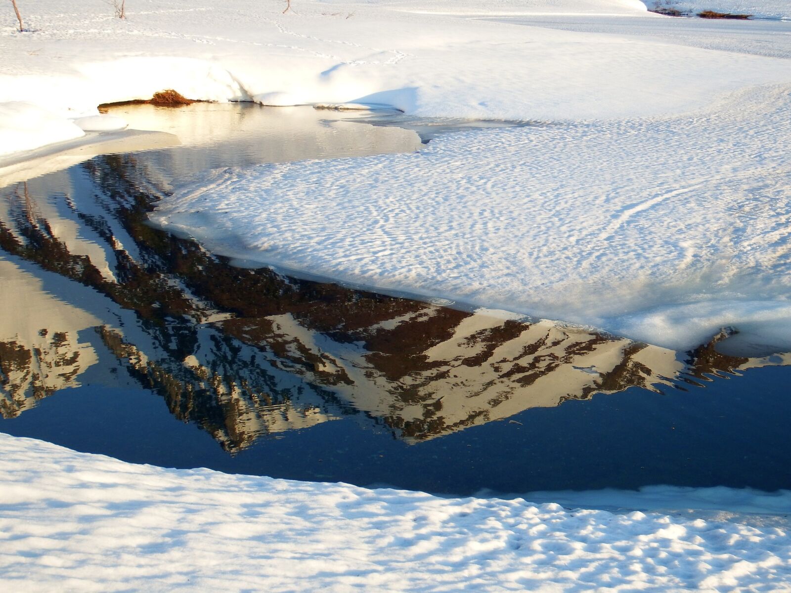 Fujifilm FinePix S1 sample photo. Mountains, meltwater, landscape photography