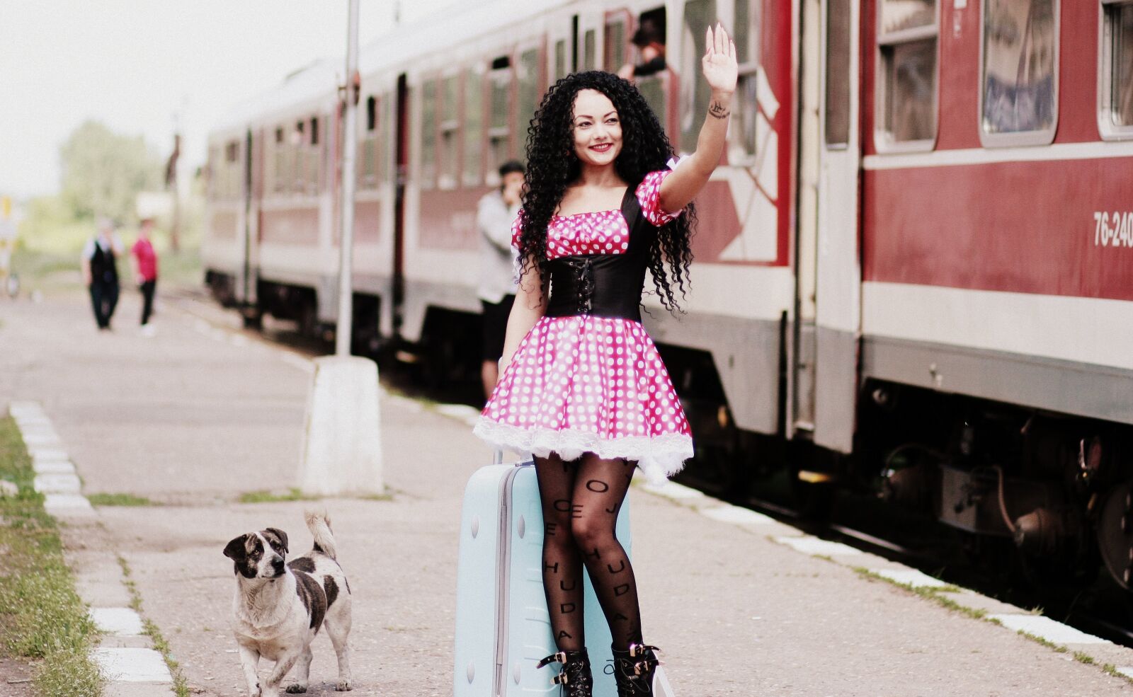 Canon EOS 450D (EOS Rebel XSi / EOS Kiss X2) sample photo. Girl, train station, baggage photography
