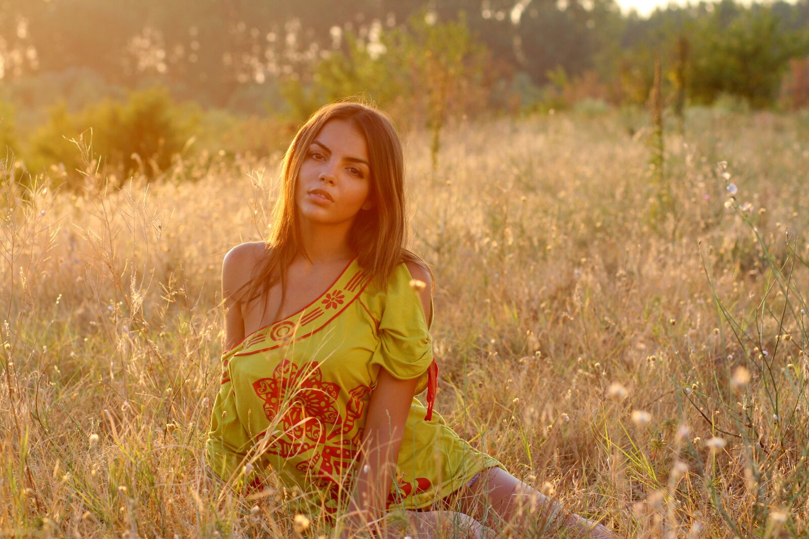 Canon EOS 700D (EOS Rebel T5i / EOS Kiss X7i) + Canon EF 85mm F1.8 USM sample photo. Girl, grass, sunset photography