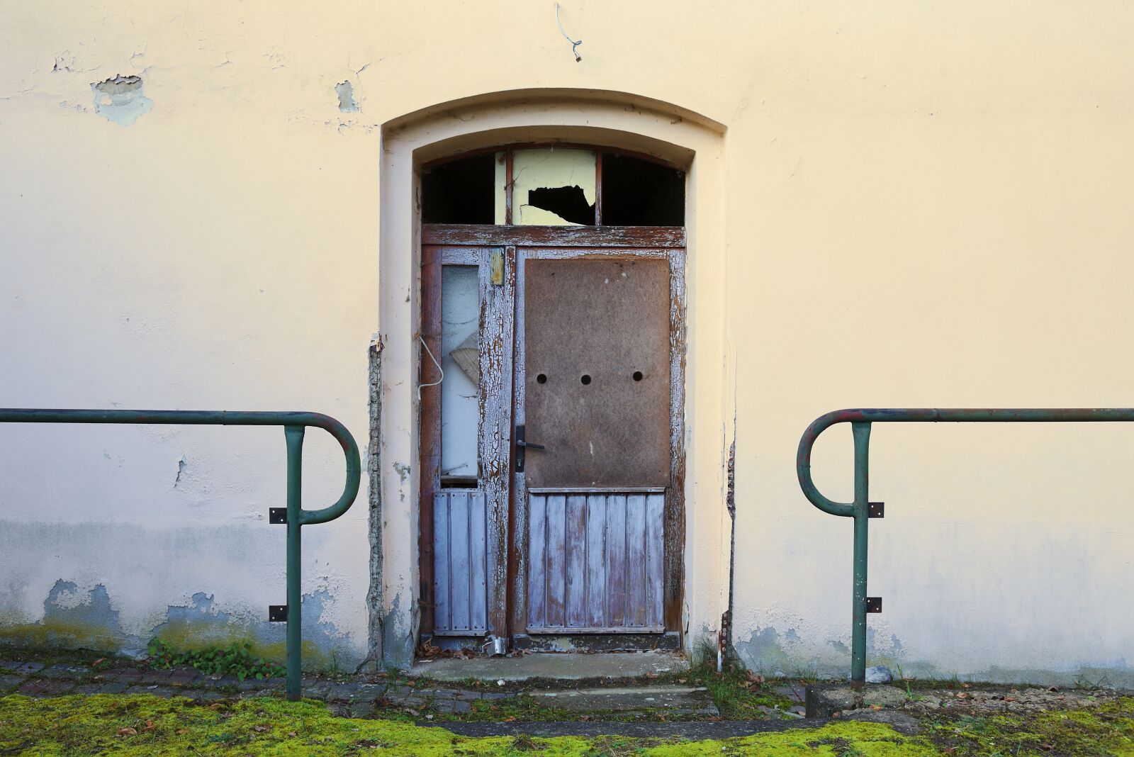 Canon EF 24-105mm F3.5-5.6 IS STM sample photo. Side entrance, door, old photography