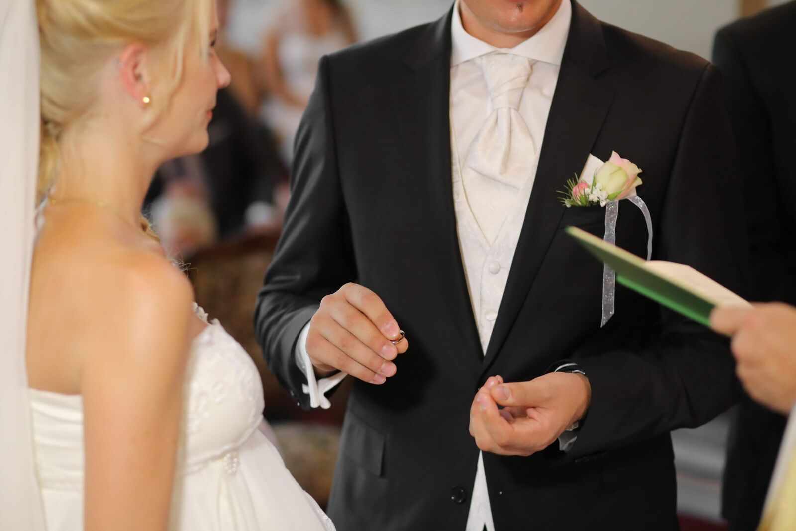 Canon EF 85mm F1.8 USM sample photo. Wedding, groom, gentleman, wedding photography