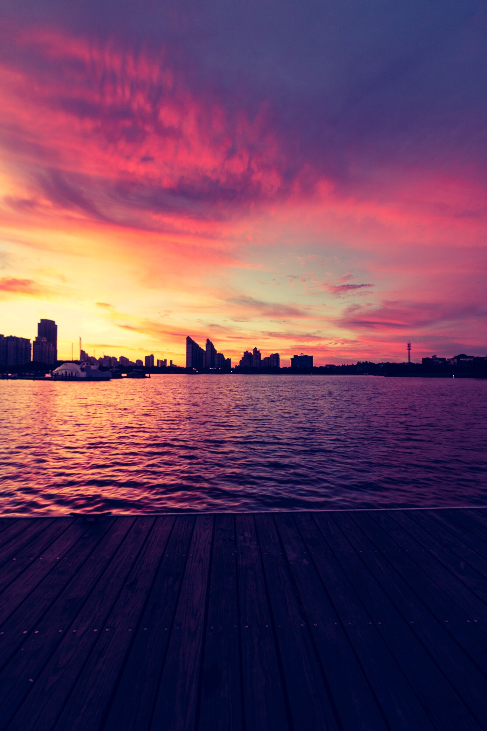 Canon EOS 70D + Canon EF-S 10-18mm F4.5–5.6 IS STM sample photo. Lake, sunrise, dock photography