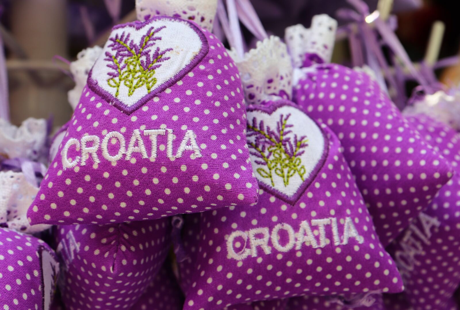 Canon EOS 200D (EOS Rebel SL2 / EOS Kiss X9) sample photo. Souvenir, lavender bags, mediterranean photography