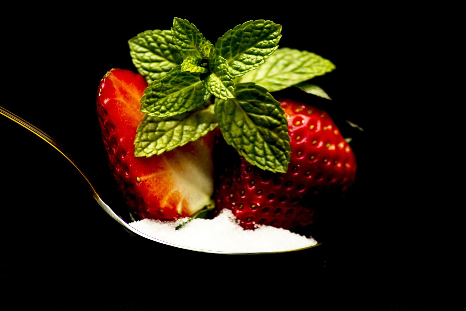 Canon EOS 1100D (EOS Rebel T3 / EOS Kiss X50) sample photo. Strawberries, peppermint, spoon photography