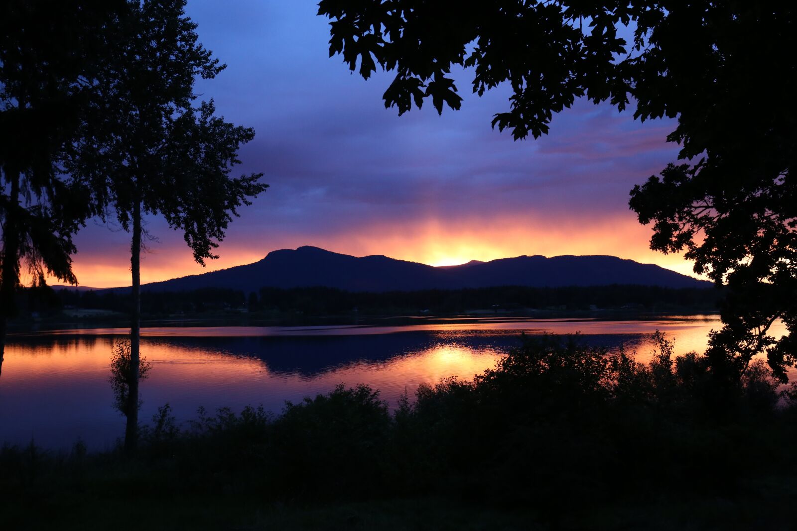 Canon EF 16-35mm F4L IS USM sample photo. Mountain, sunset, lake photography