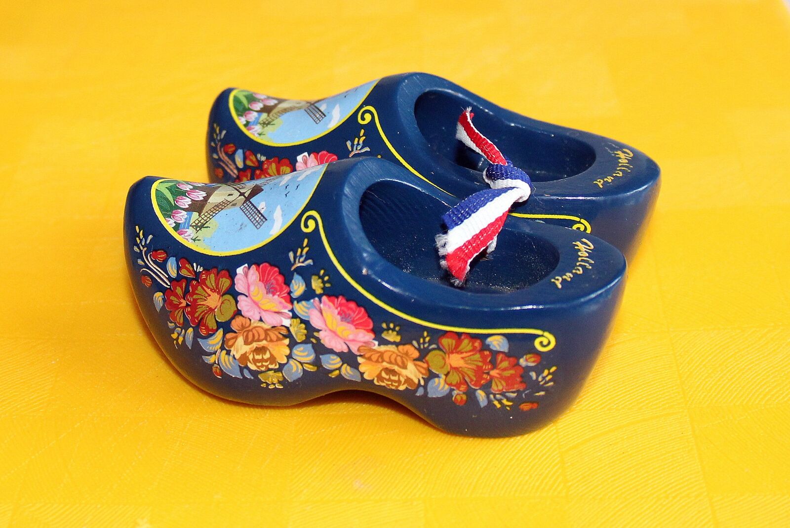 Canon EOS 1200D (EOS Rebel T5 / EOS Kiss X70 / EOS Hi) sample photo. Clogs, decorative, dutch photography